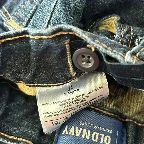 Old Navy-skinny straight cut jeans. Size 3T. - Picture 4 of 5